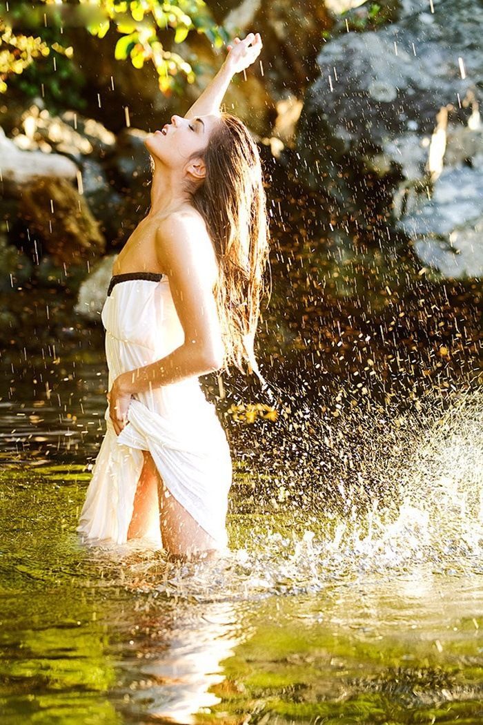 Marie Avgeropoulos in San Luis