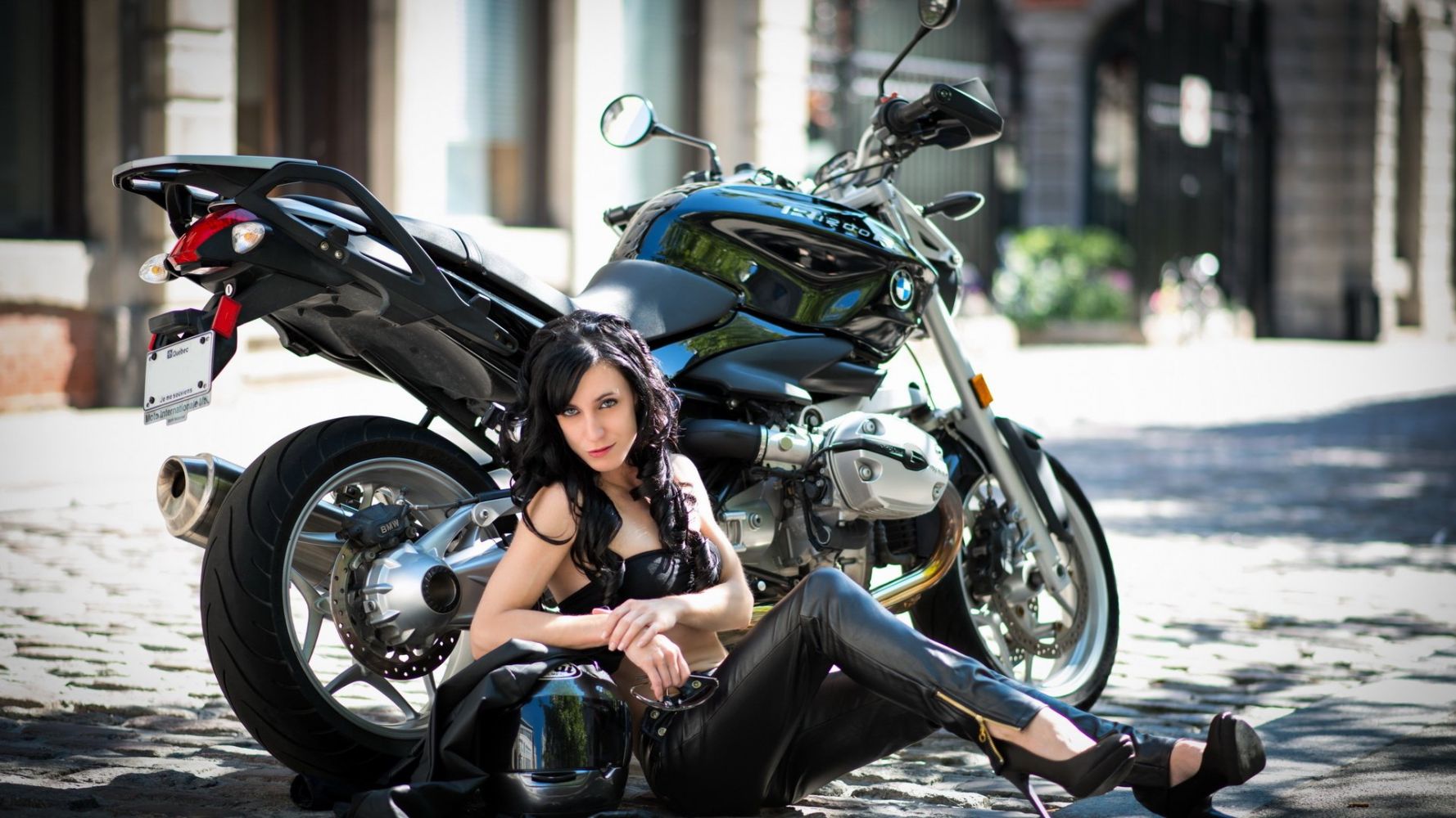 European women on bikes in San Luis