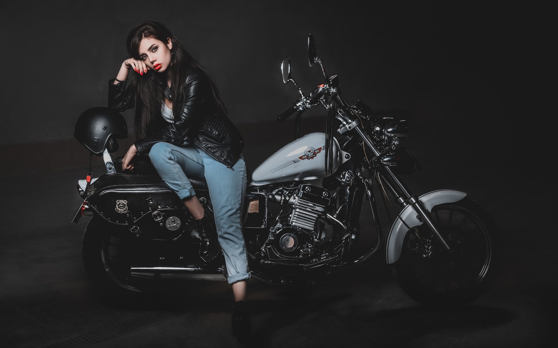 Biker girls: style and drive in San Luis