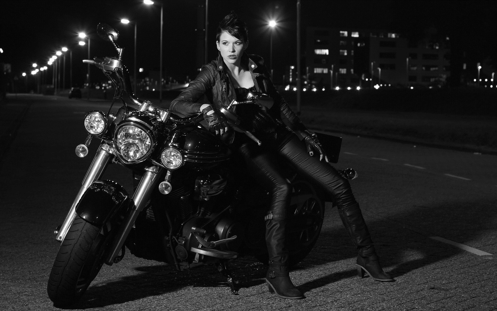 Photo Beautiful girls and motorcycles in San Luis