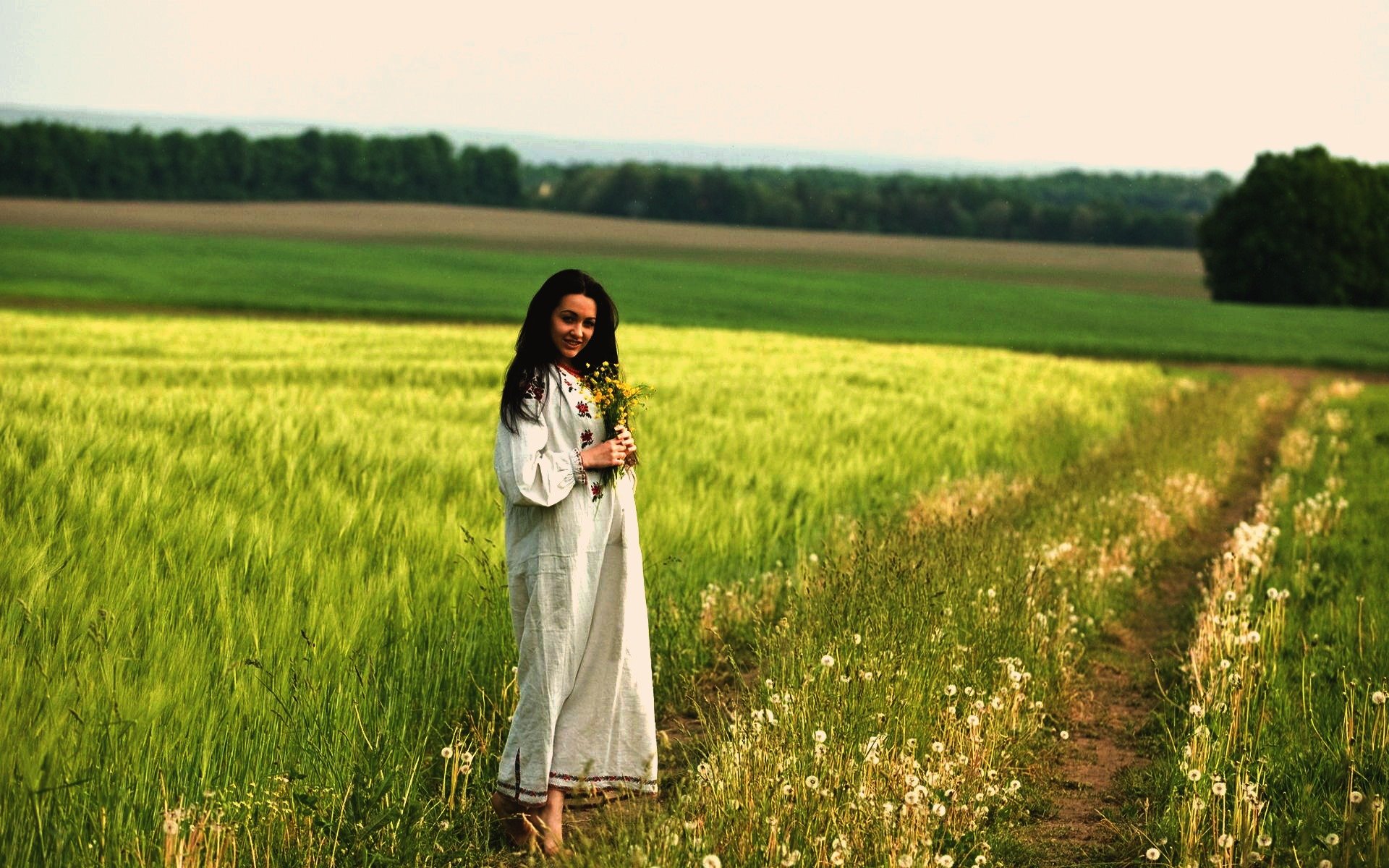 Women in Slavic costumes in San Luis