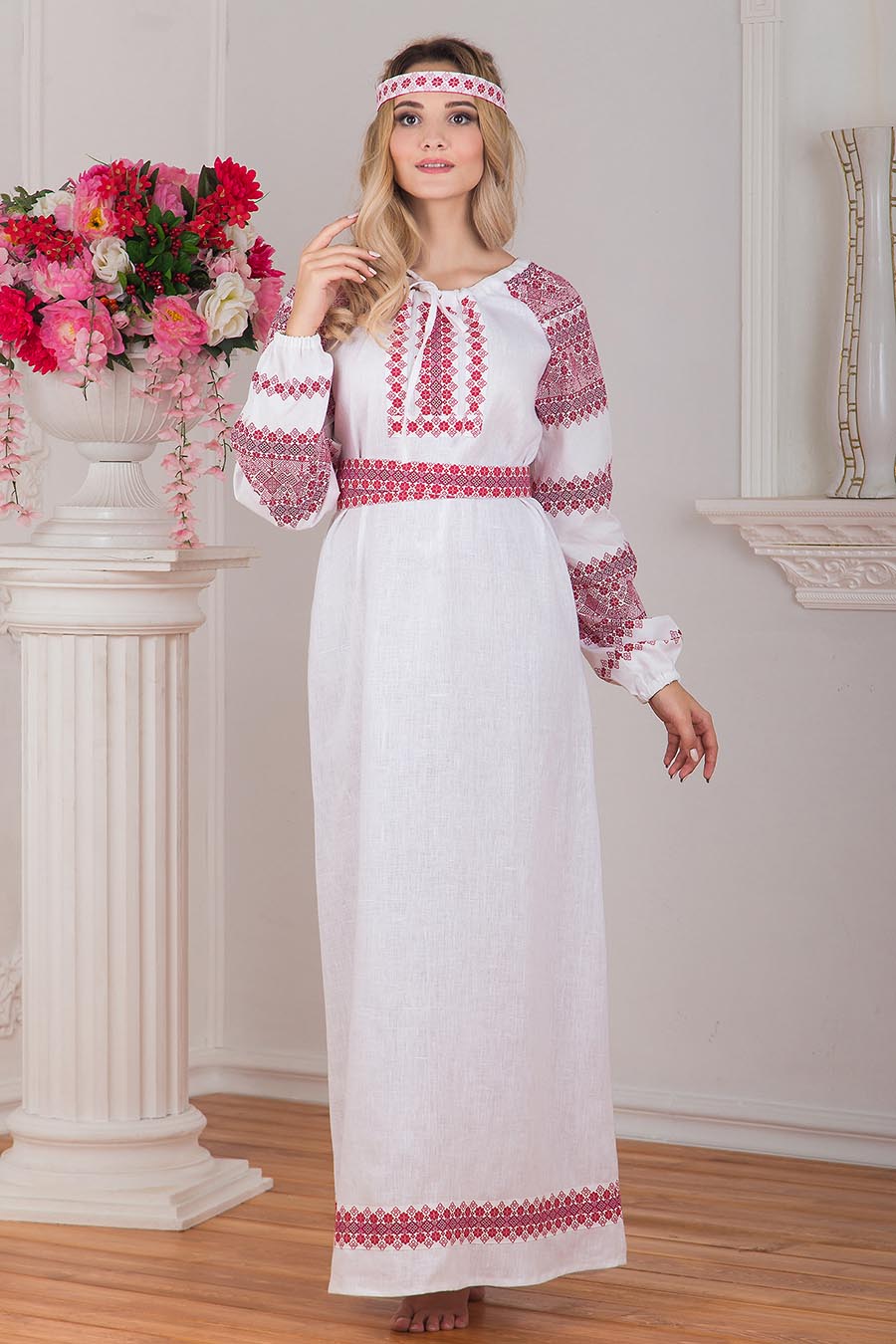 Women in Slavic costumes in San Luis