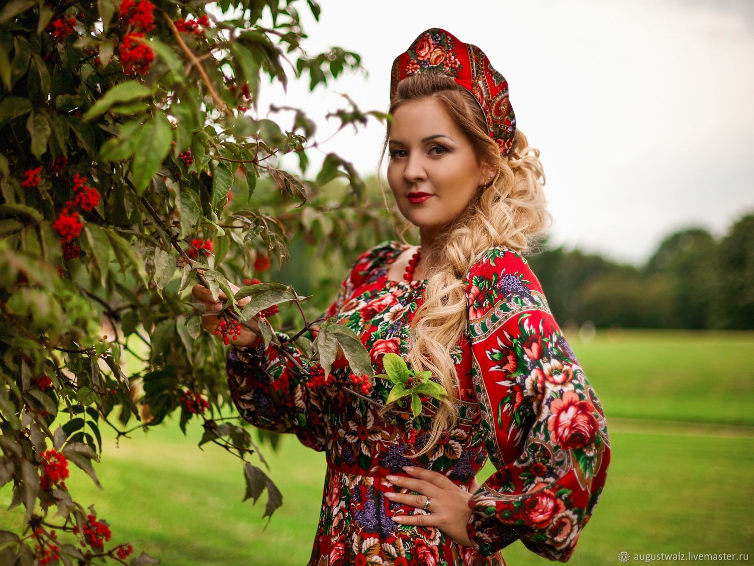 Women in Slavic costumes in San Luis