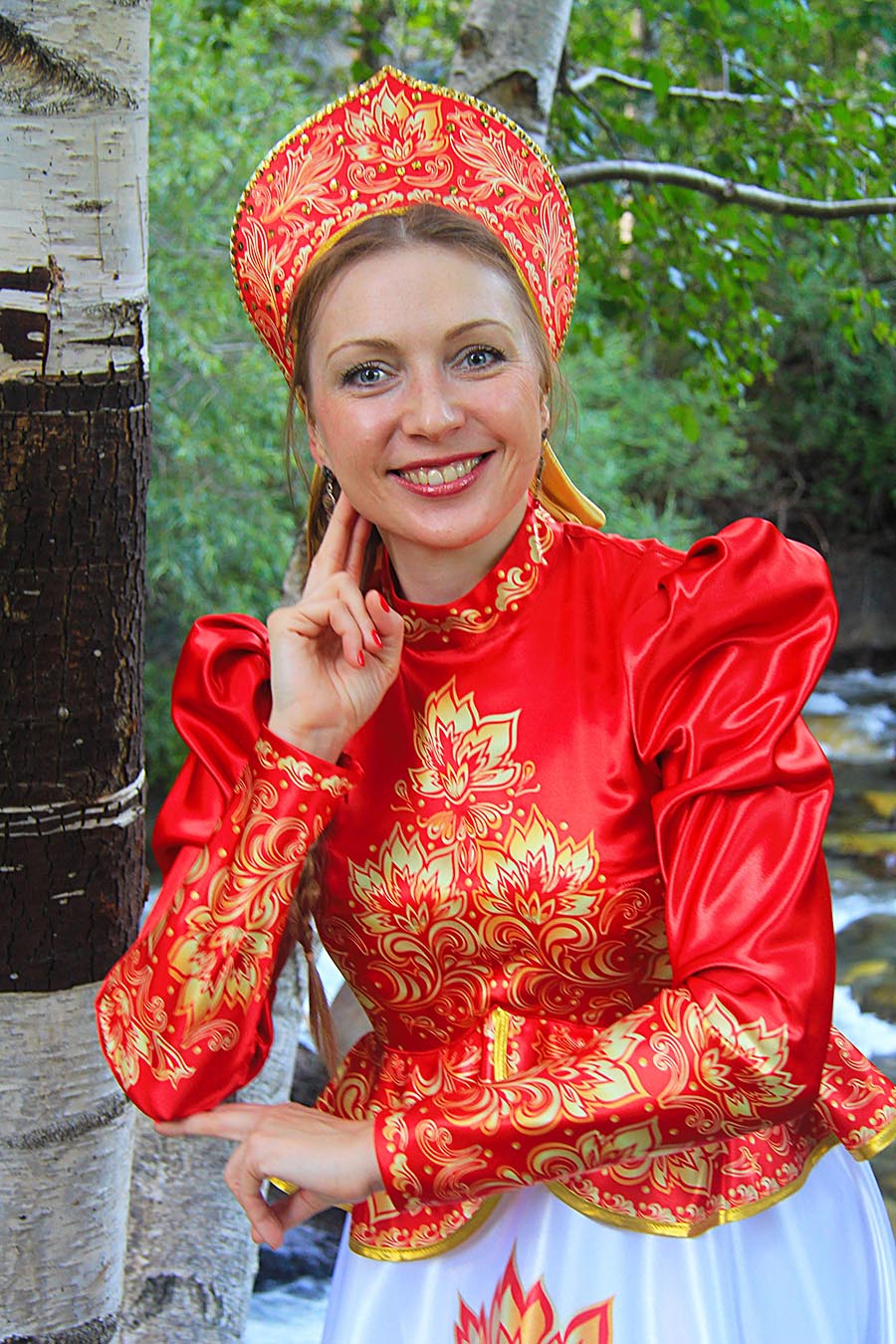 Women in Slavic costumes in San Luis