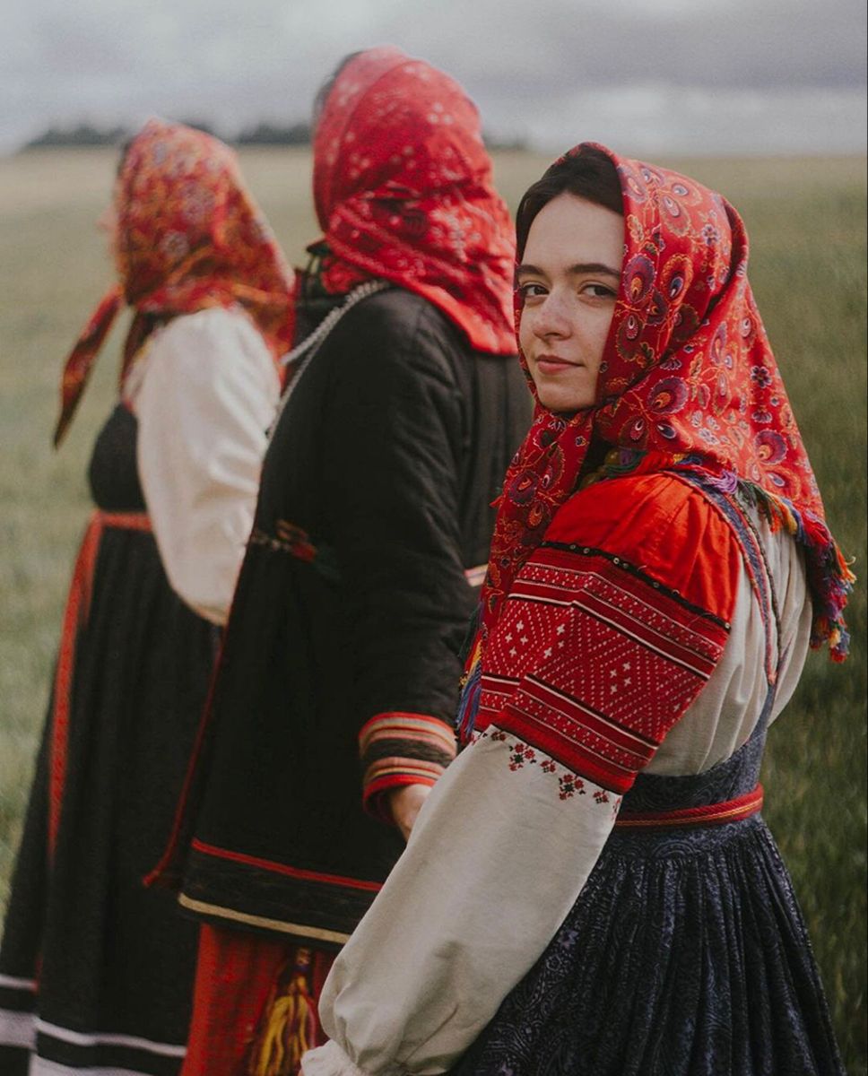 Women in Slavic costumes in San Luis