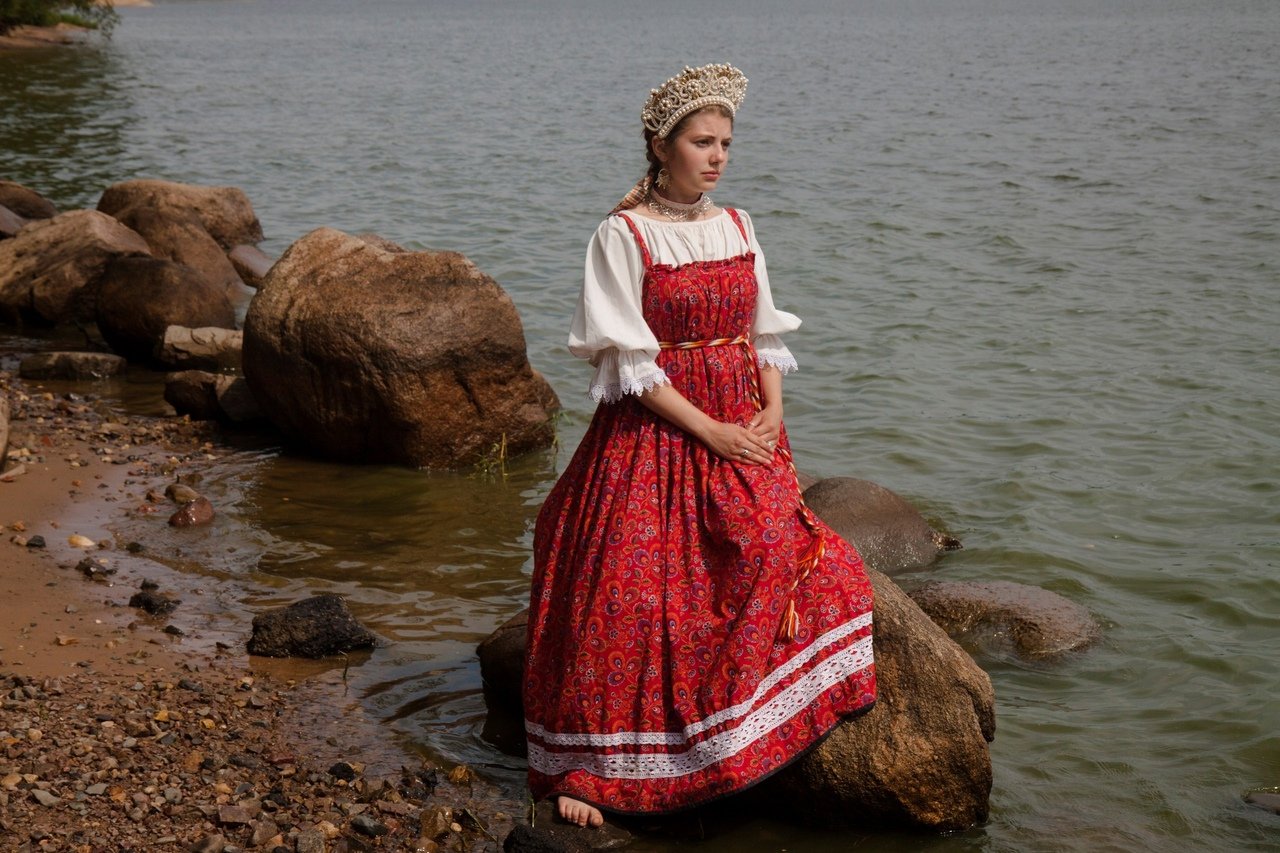 Women in Slavic costumes in San Luis
