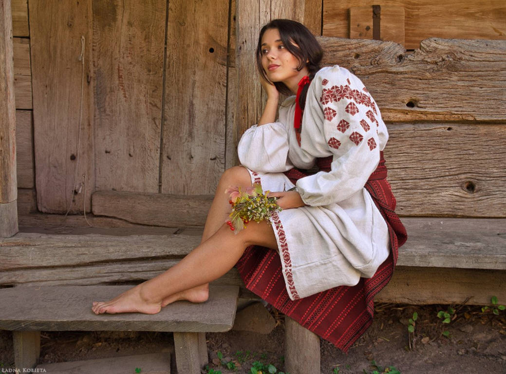 Women in Slavic costumes in San Luis