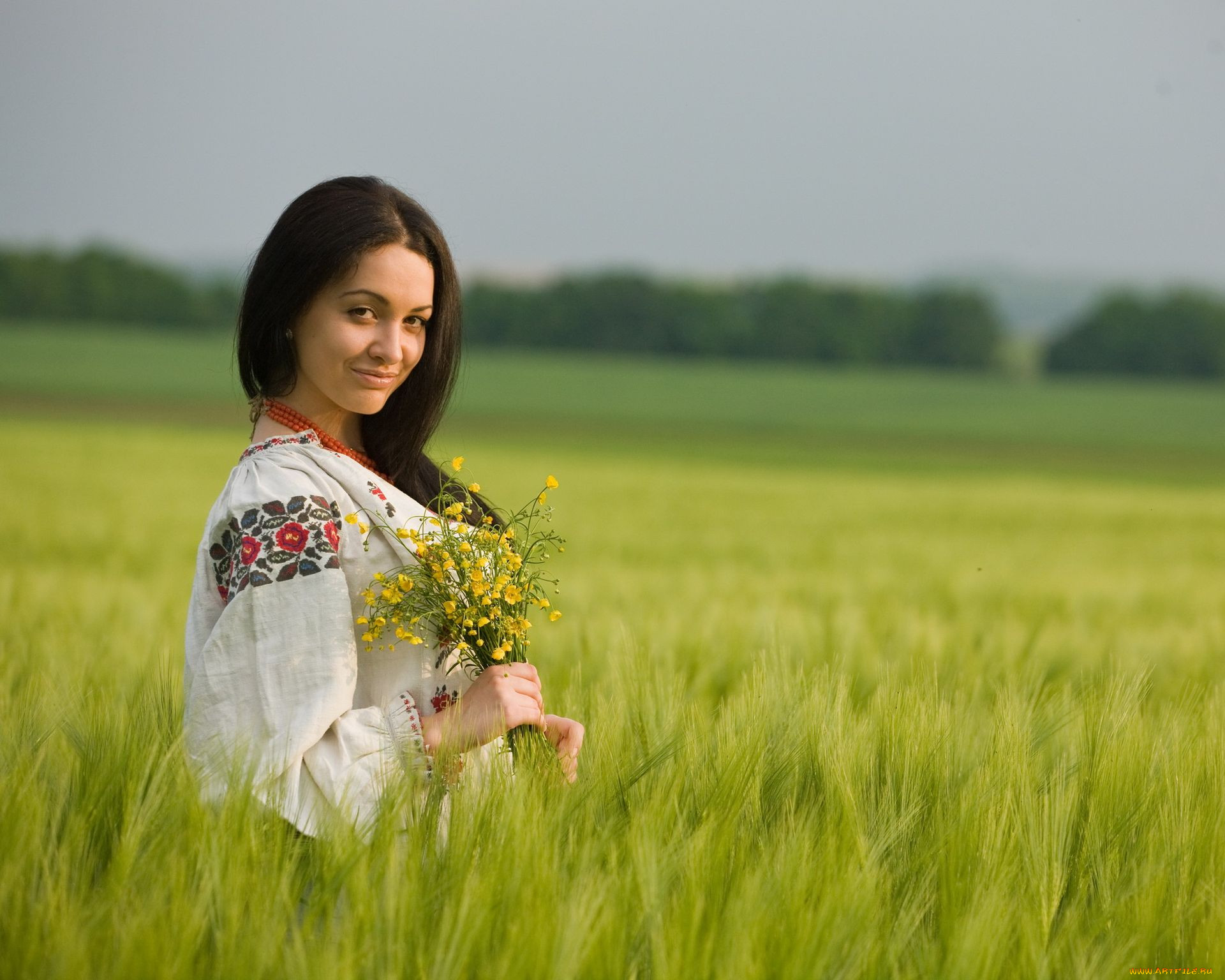 Women in Slavic costumes in San Luis