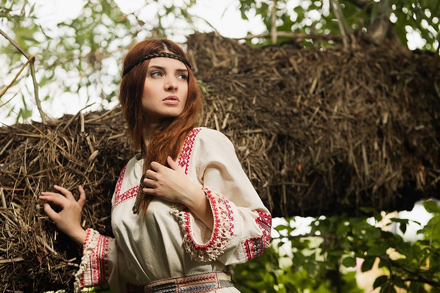 Women in Slavic costumes in San Luis