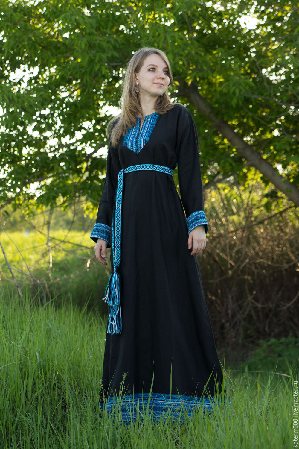 Women in Slavic costumes in San Luis