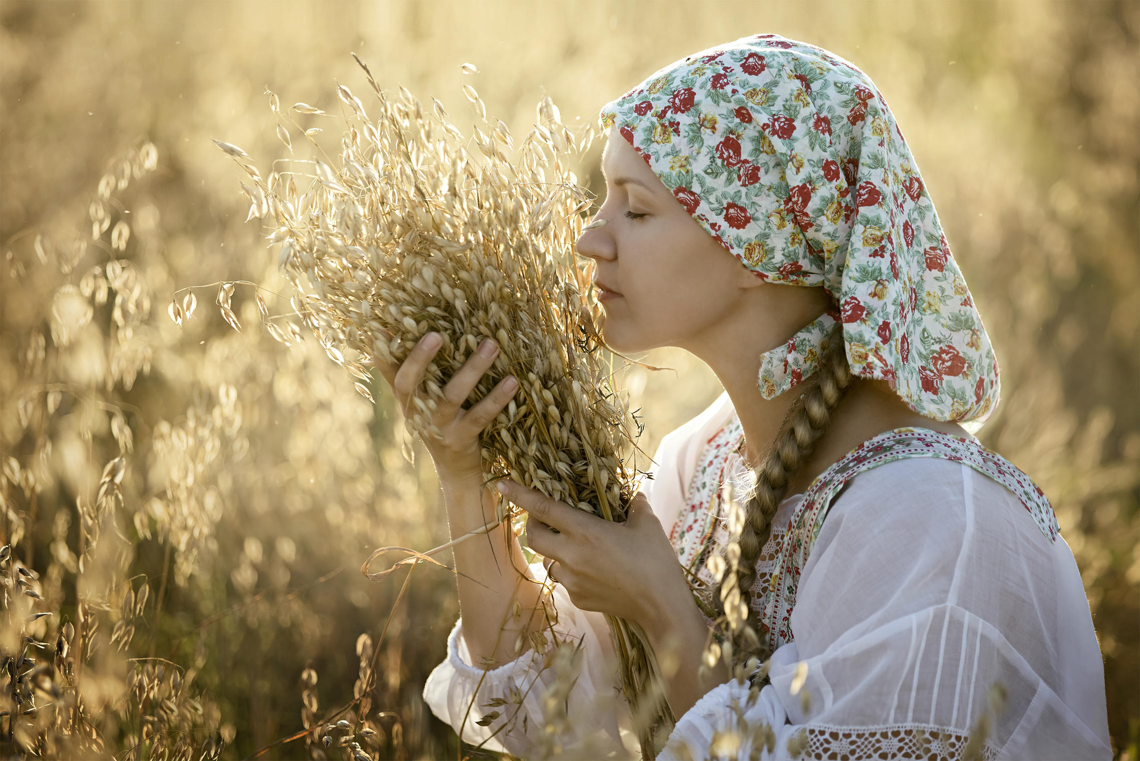 Photo Women in Slavic costumes in San Luis
