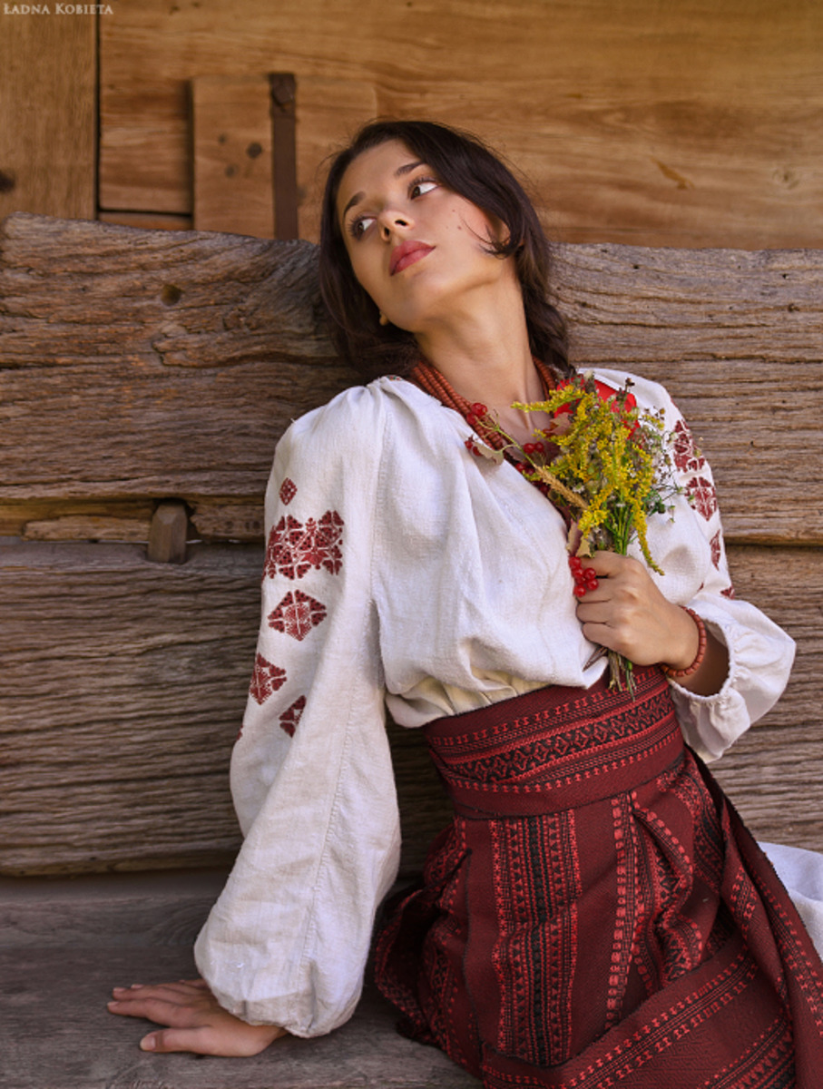 Girls in Slavic costumes in San Luis