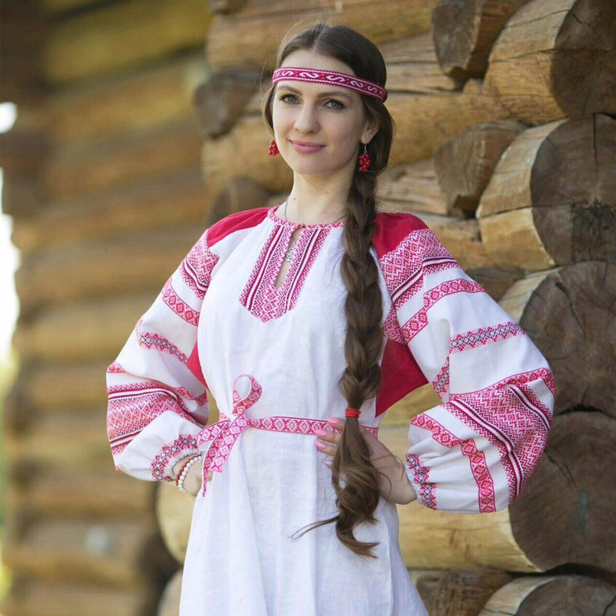 Girls in Slavic costumes in San Luis