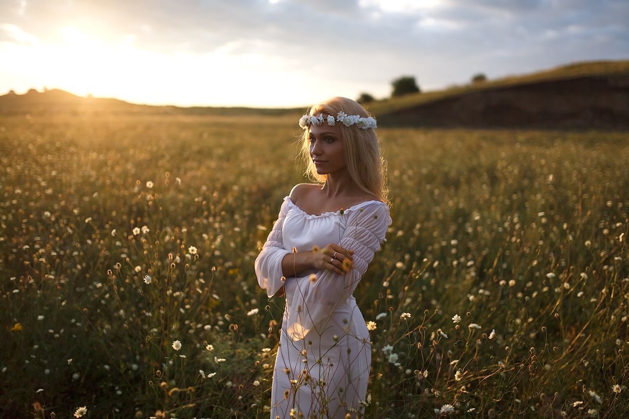 Girls in Slavic costumes in San Luis