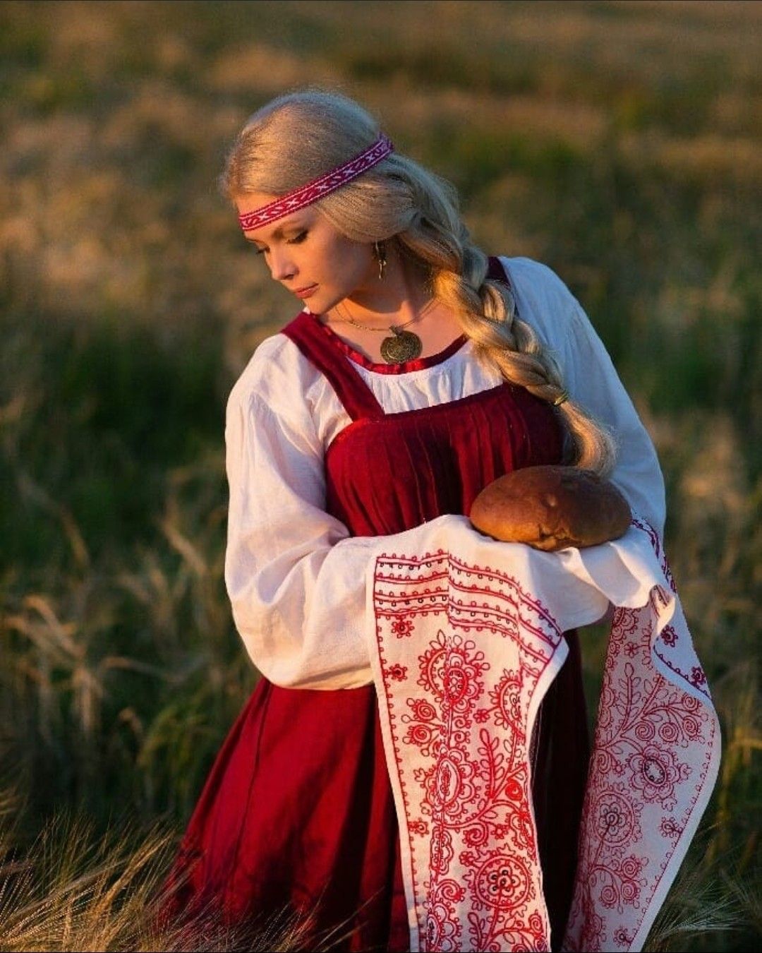 Girls in Slavic costumes in San Luis