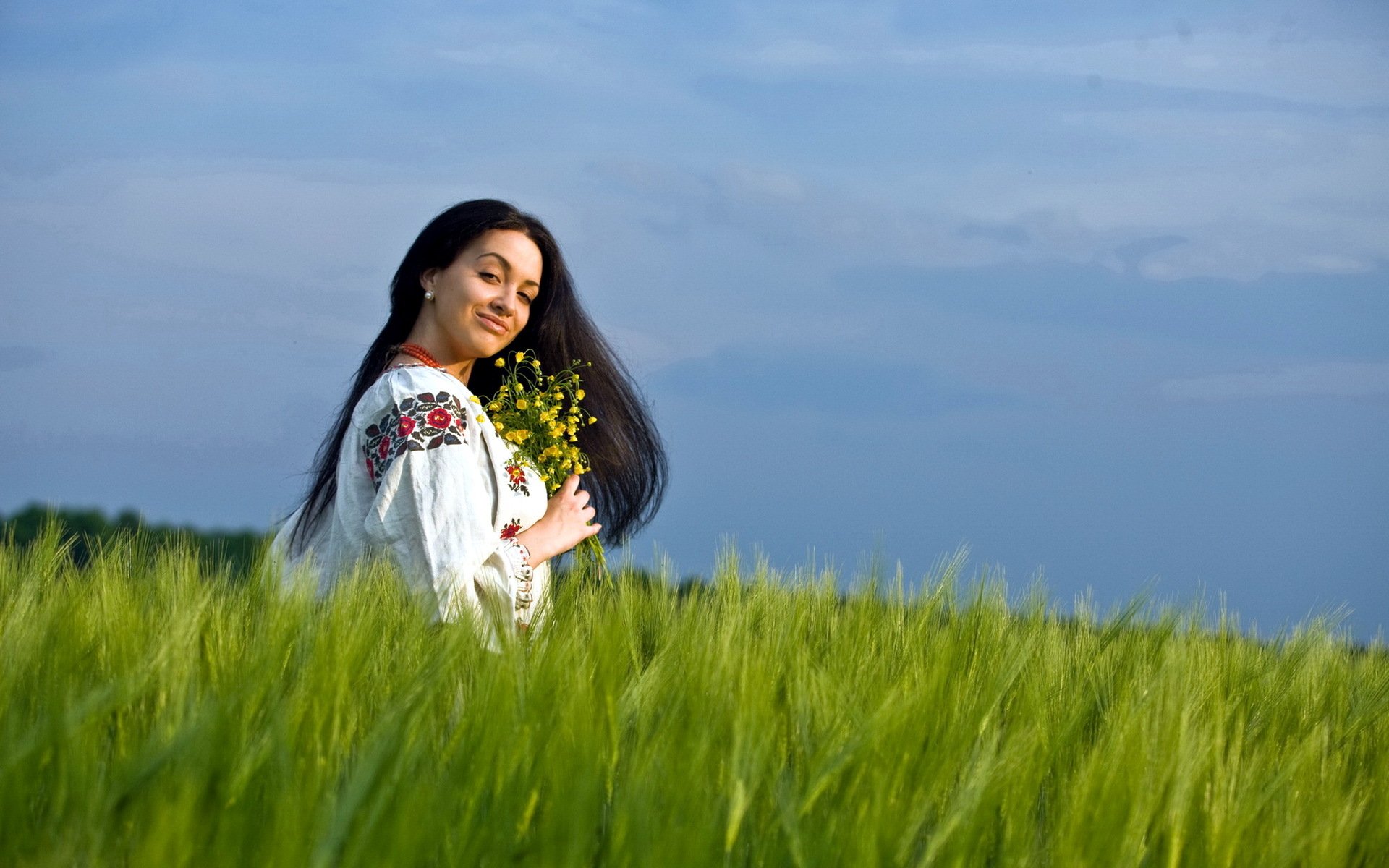 Girls in Slavic costumes in San Luis