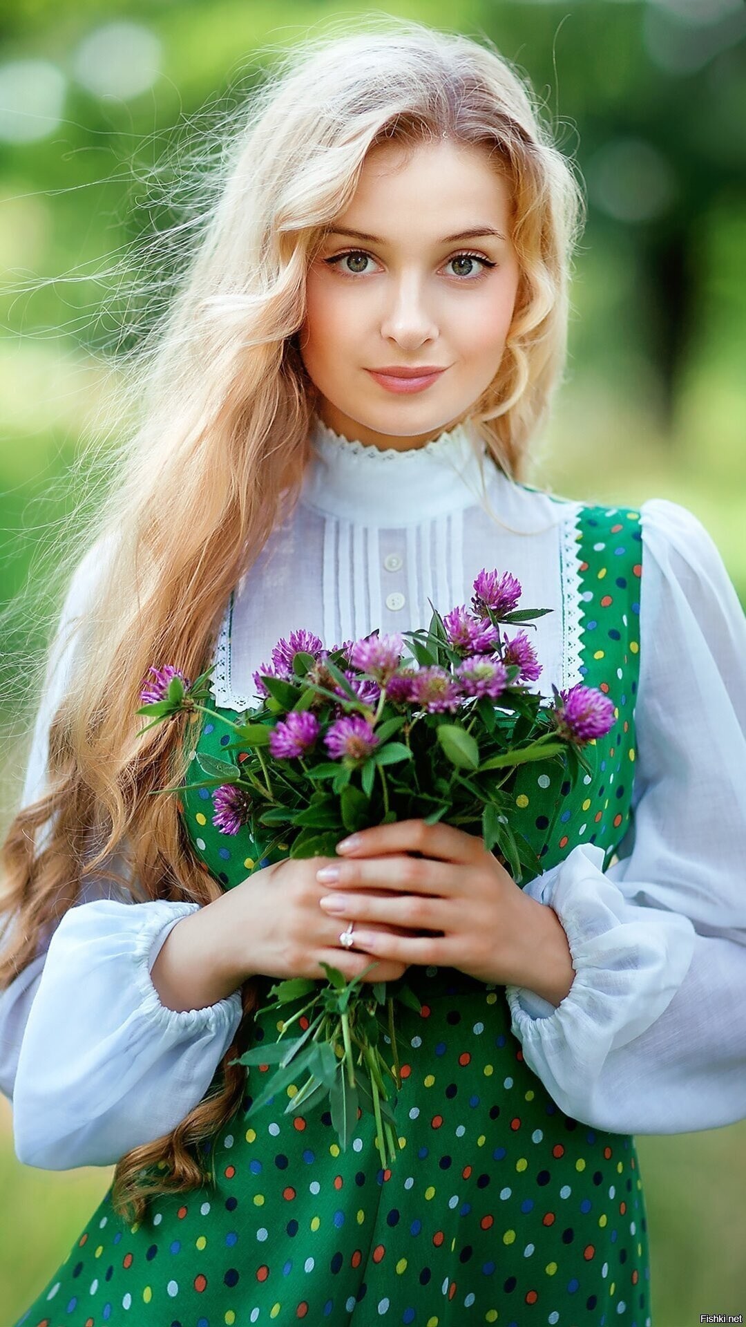 Girls in Slavic costumes in San Luis