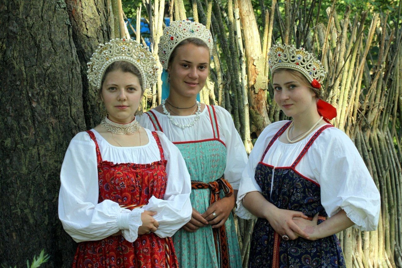 Sexy model Girls in Slavic costumes in San Luis